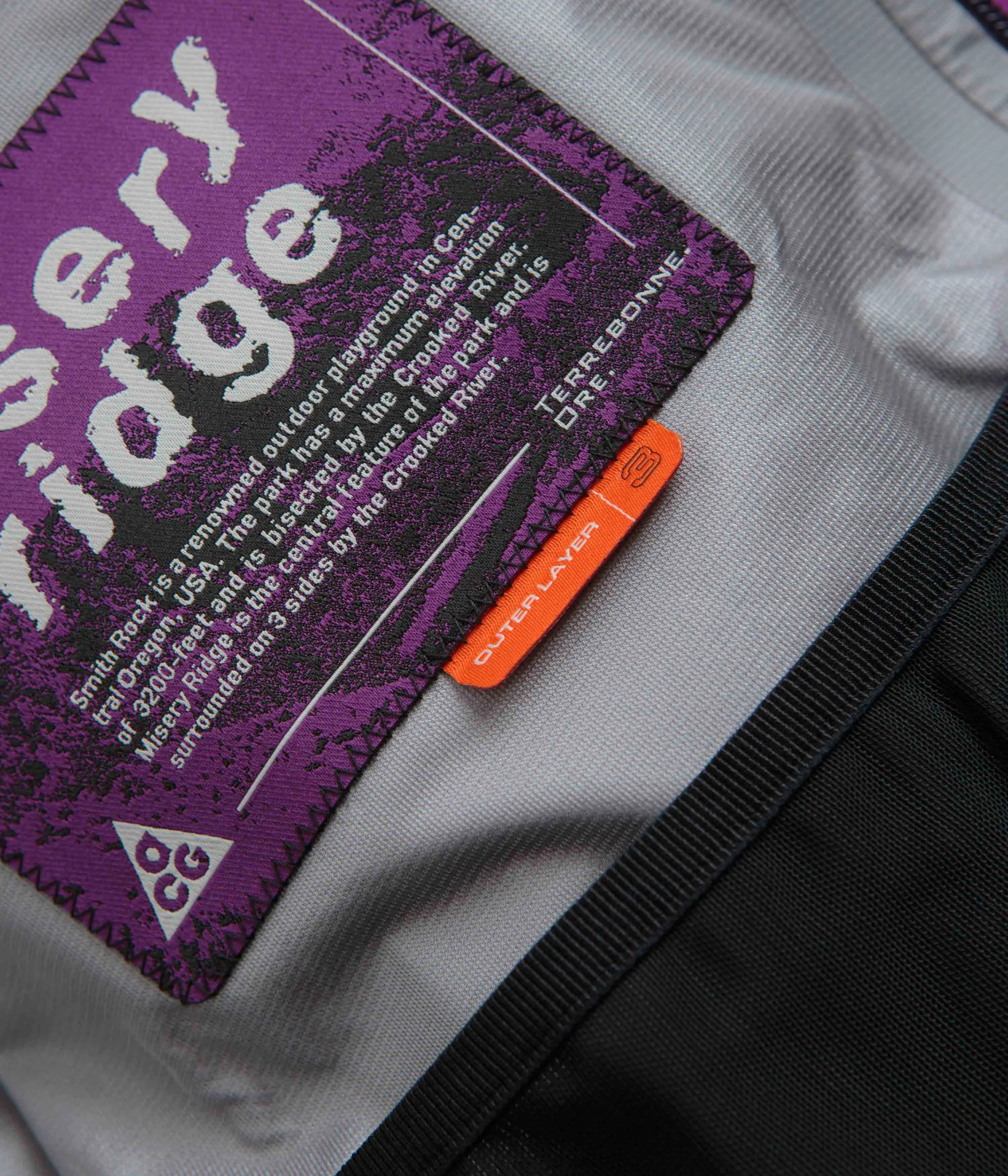Nike ACG Misery Ridge Jacket - Bold Berry / Dark Raisin / Summit White Nike ACG Outdoor Clothing