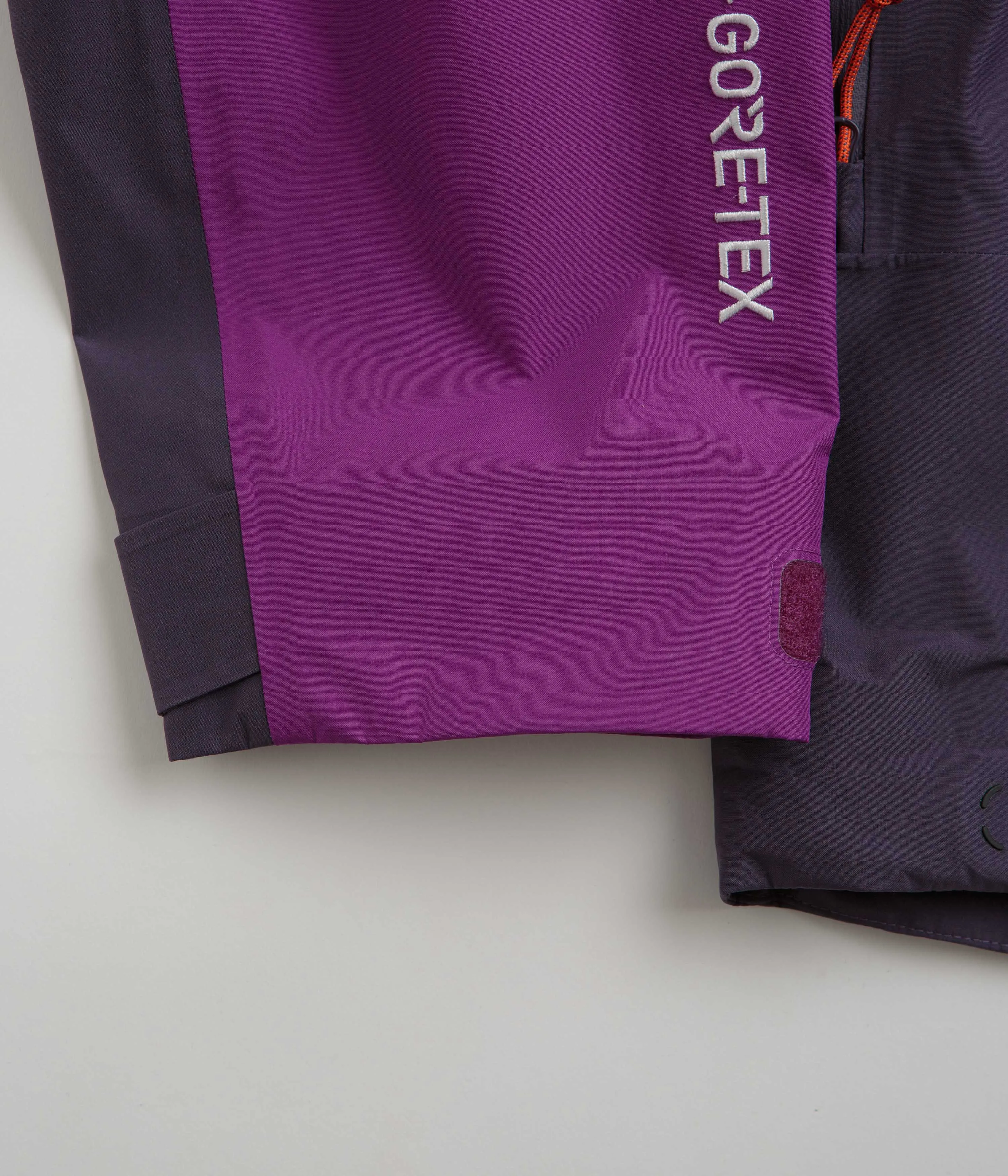 Nike ACG Misery Ridge Jacket - Bold Berry / Dark Raisin / Summit White Nike ACG Outdoor Clothing